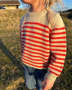 Strikkeopskrift til Lyon Sweater Junior fra PetiteKnit
