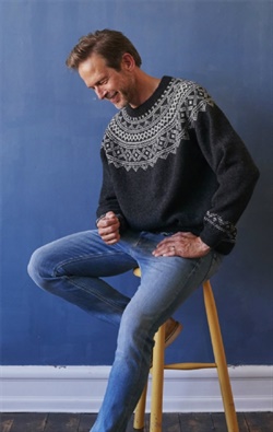 Sweater strikket med rundt norsk mønster