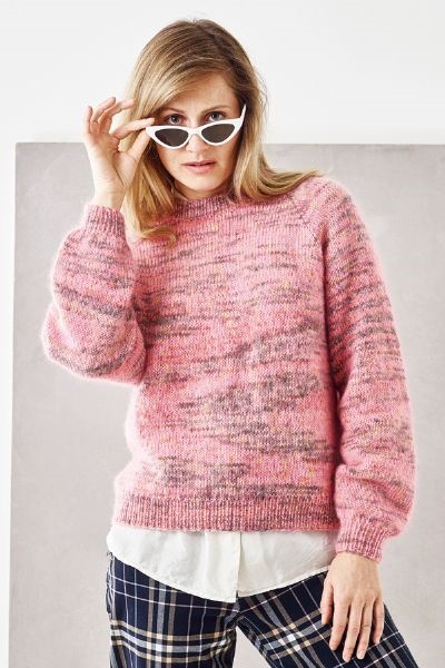 890805 "Klassisk raglansweater" strikket i Selma fra Permin