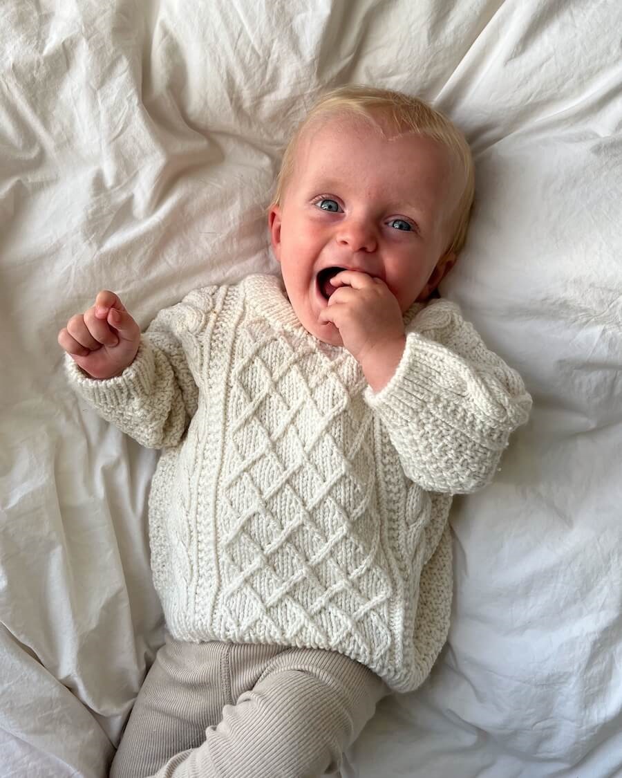 Diplomatiske spørgsmål sjæl Sved Strikkeopskrift til Moby Sweater Baby fra PetiteKnit